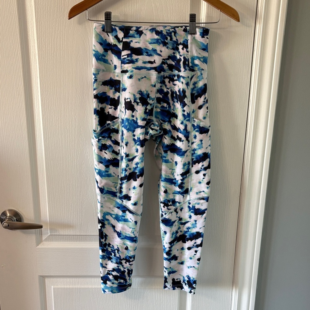 Layer 8 Abstract Blue and White Leggings cropped